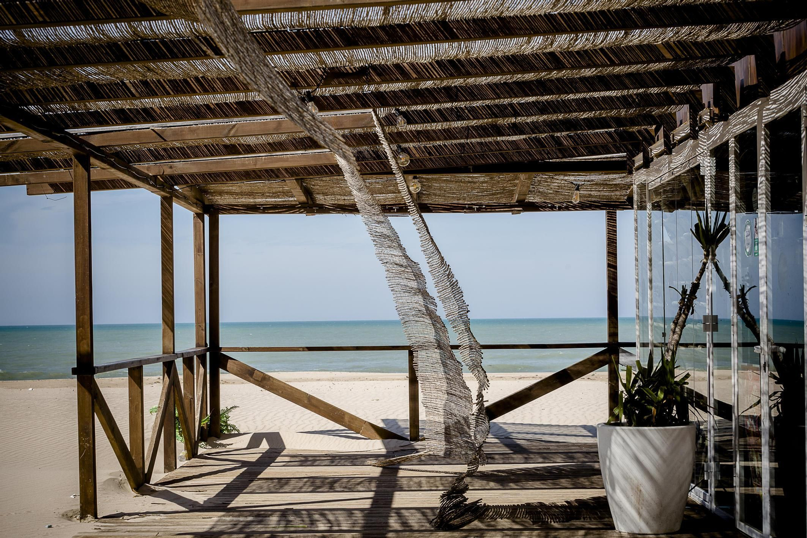 Uno de los chiringuitos de la Playa Victoria con el aspecto abandonado de estos días de alarma
