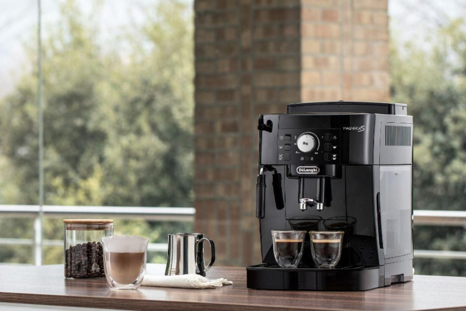 Amazon tira la casa por la ventana y rebaja más de 200€ esta cafetera superautomática De'Longhi